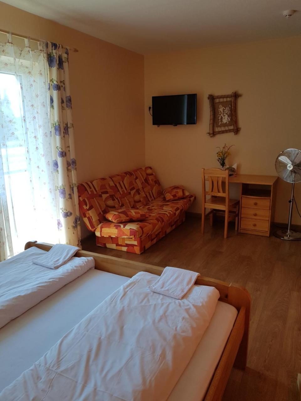 Aitinlauvas Hotel Tīreļi Bagian luar foto