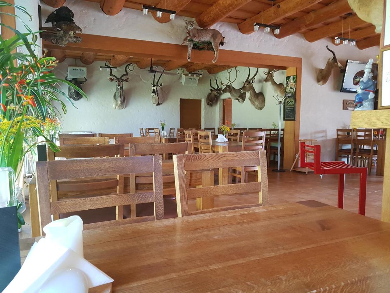 Aitinlauvas Hotel Tīreļi Bagian luar foto