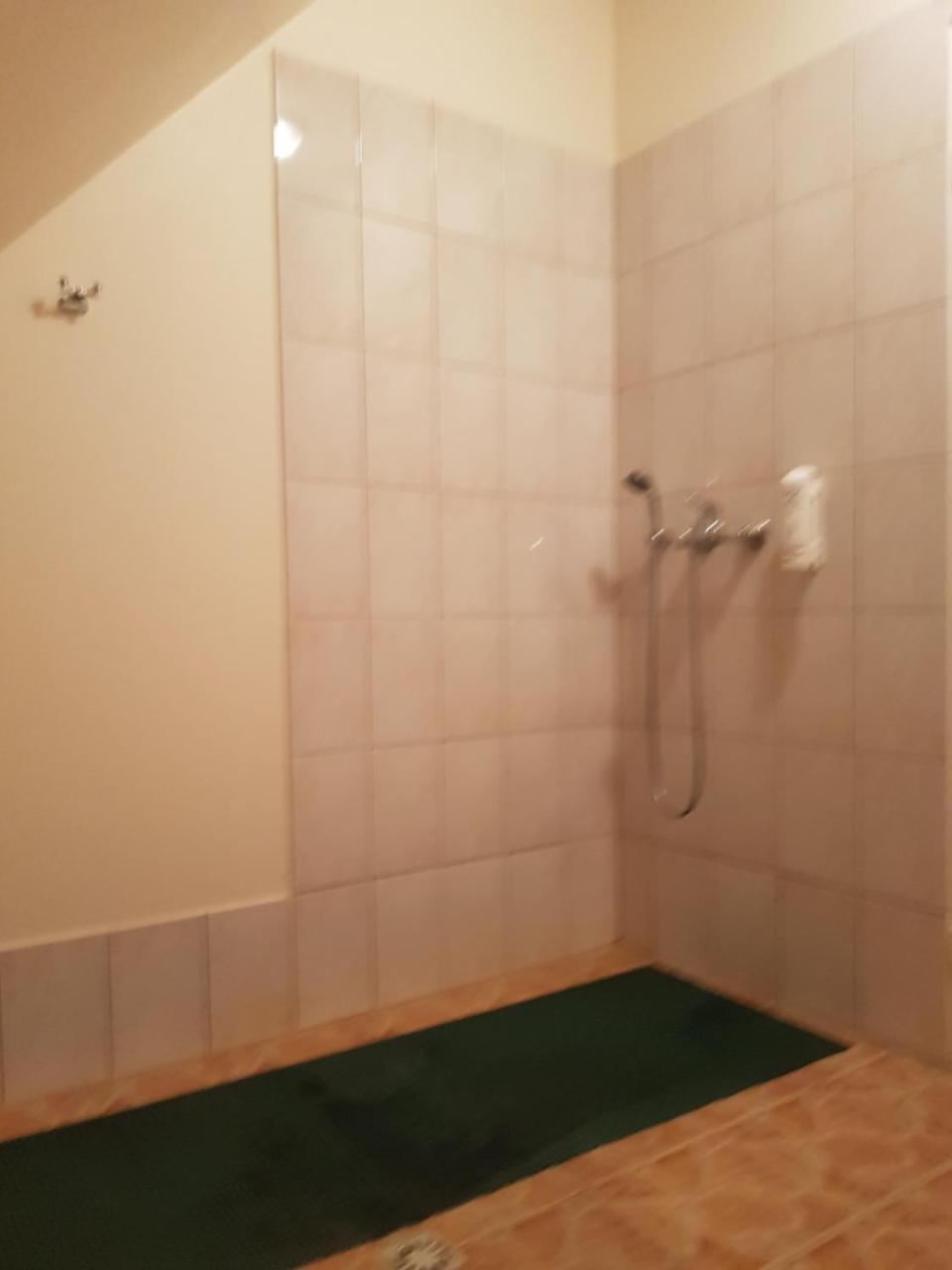 Aitinlauvas Hotel Tīreļi Bagian luar foto